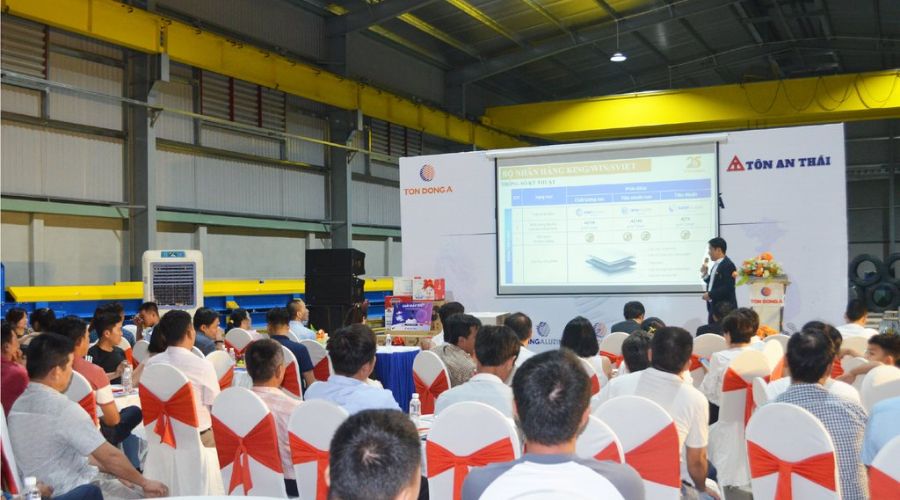 Khách hàng tập trung lắng nghe chương trình đào tạo bộ nhãn hàng Tôn Đông Á tại Tôn An Thái