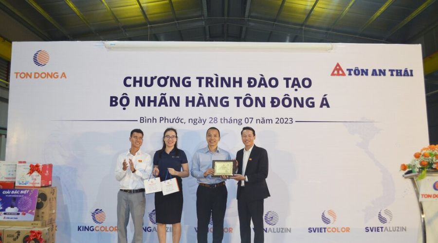 Đại diện Tôn Đông Á vui mừng trao chứng nhận và quà tặng tri ân cho đại diện Tôn An Thái