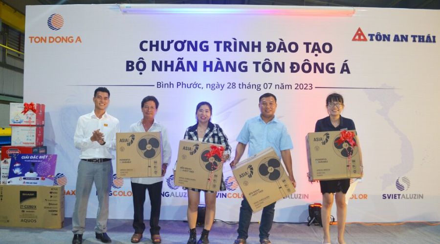 Đại diện Tôn Đông Á vui mừng trao quà tặng cho các khách hàng may mắn