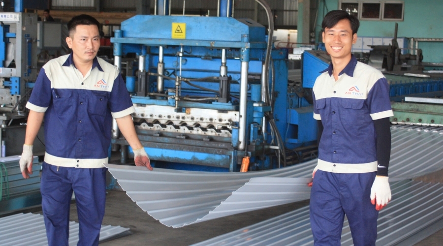 hình ảnh công nhân gia công tôn nam kim