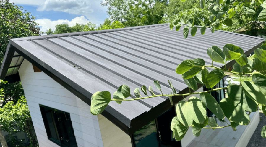 tôn kliplock với bước sóng lớn giúp nước thoát nhanh
