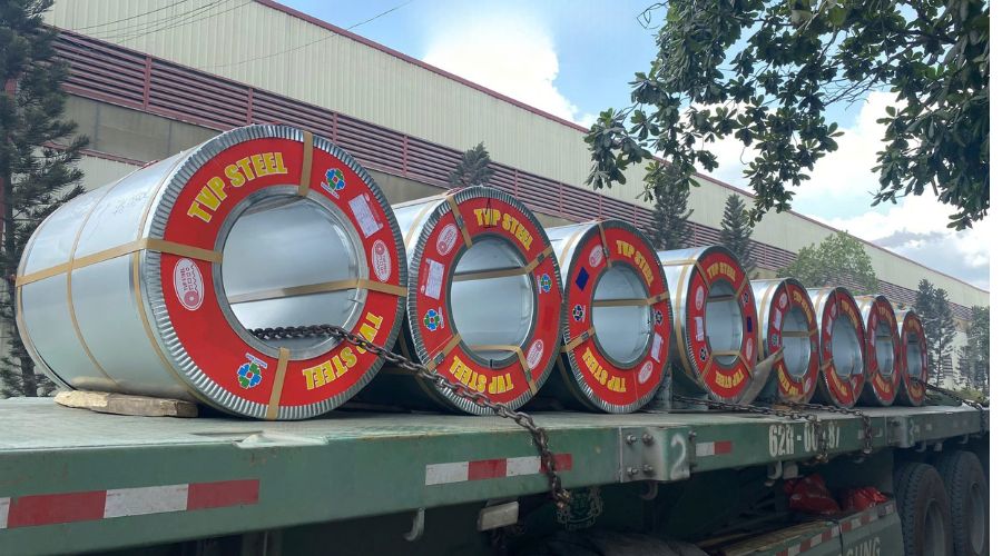 Xe tải chở cuộn tôn thương hiệu TVP Steel của Đại lý Tôn TVP tại Đồng Nai