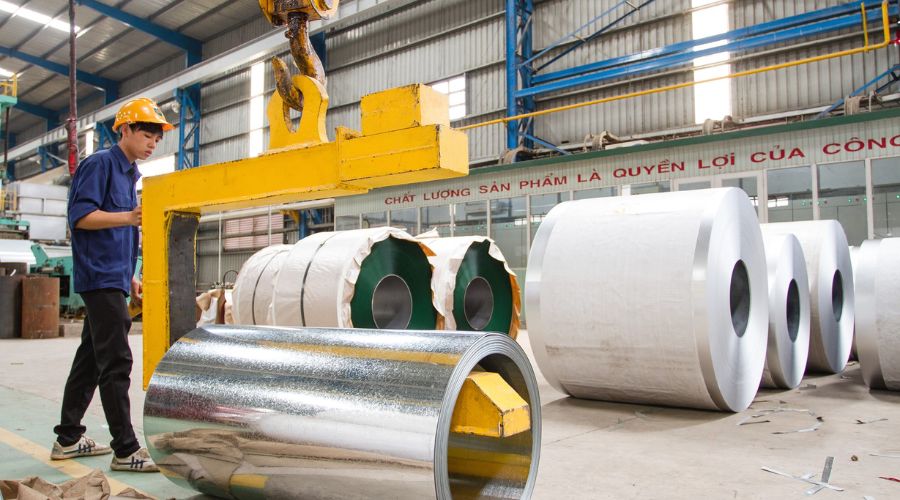 Công nhân thao tác nâng cuộn tôn tại kho Đại lý Tôn Tân Phước Khanh tại Đồng Nai