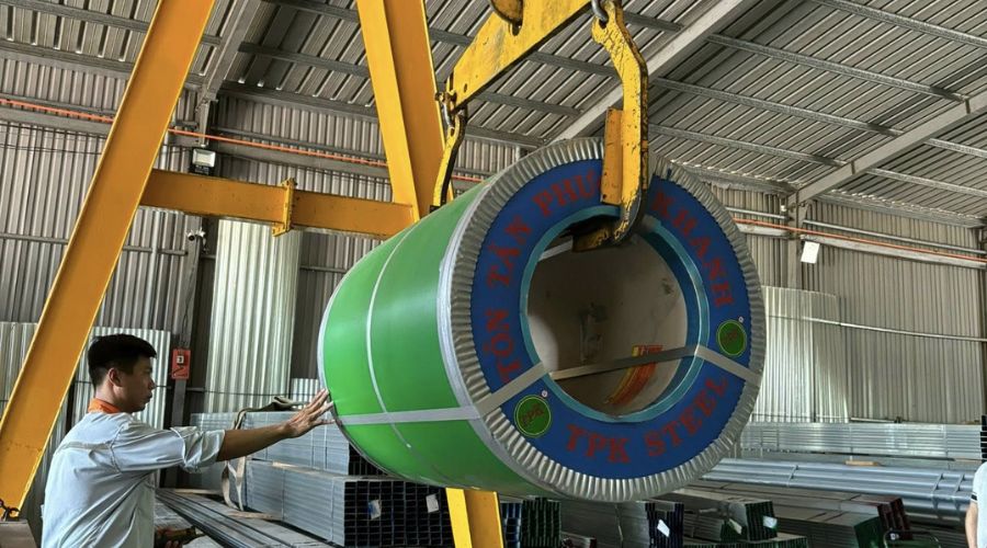 Công nhân vận hành cẩu nâng cuộn tôn tại Đại lý Tôn Tân Phước Khanh tại Long An
