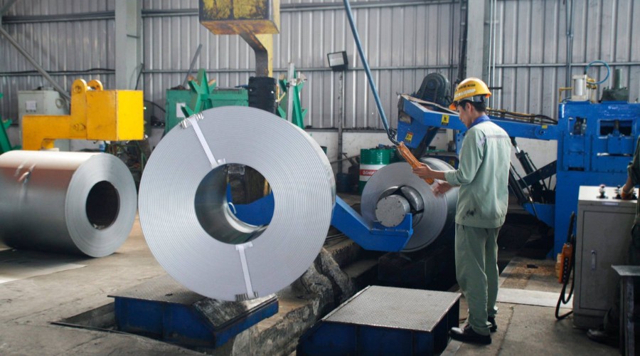 Công nhân đang kiểm tra cuộn tôn tại Đại lý Tôn Đông Á tại Bình Phước