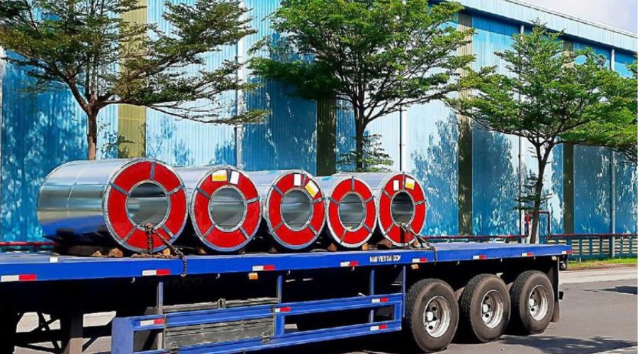Cuộn tôn mạ kẽm Tôn Phương Nam đang được vận chuyển đến Đại lý Tôn Phương Nam/Tôn Việt Nhật tại Hồ Chí Minh