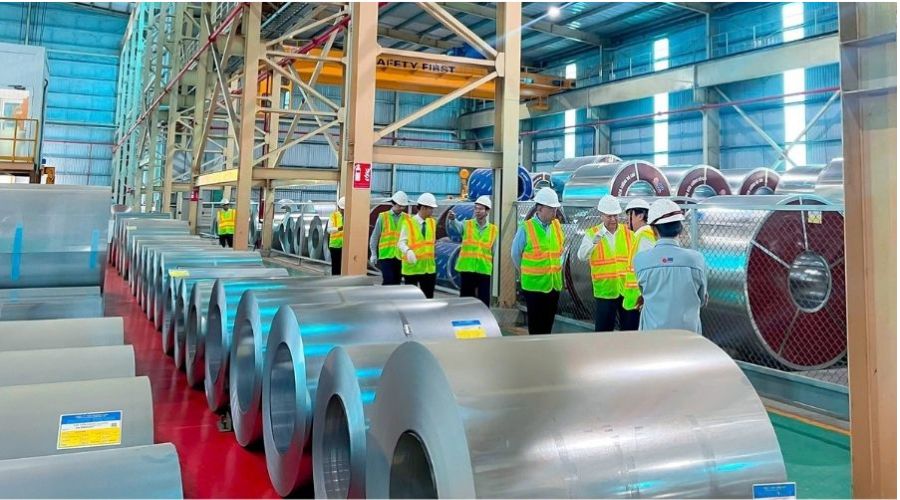 Nội thất nhà máy Tôn Phương Nam với cuộn tôn mạ phục vụ đại lý tại Long An